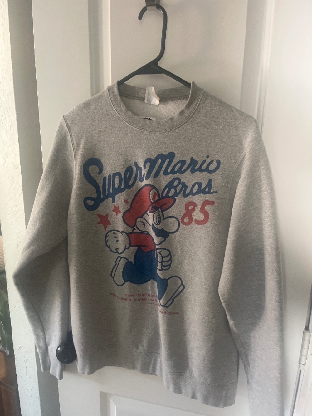 Super Mario sweatshirt
